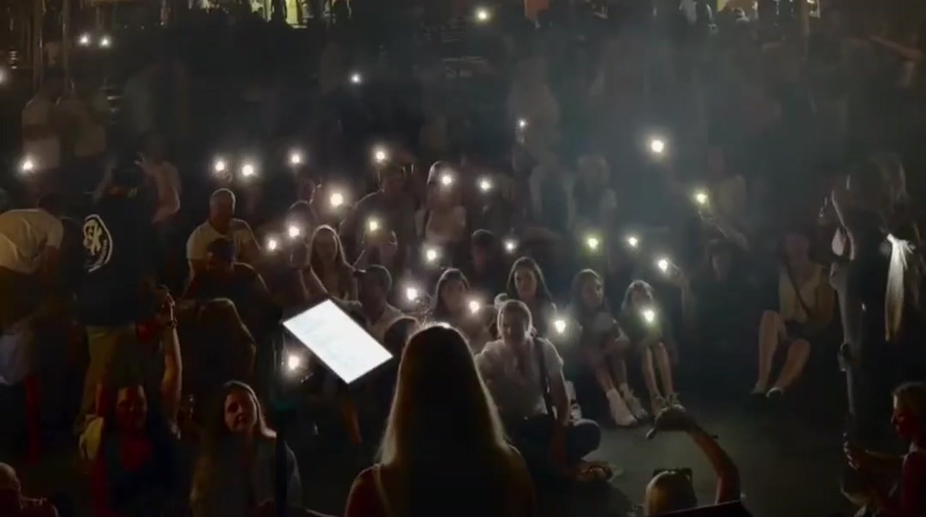 Publikum mit Handylichtern bei einem Auftritt von ESPRIT.BAND